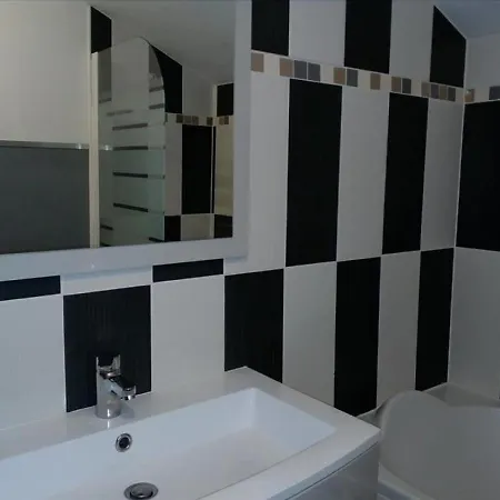 Chalet Chambon-sur-lac, 9 Pieces, 14 Personnes - Fr-1-395-30 شاليه *